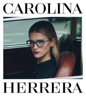 Nainen autossa ja Carolina Herrera -teksti